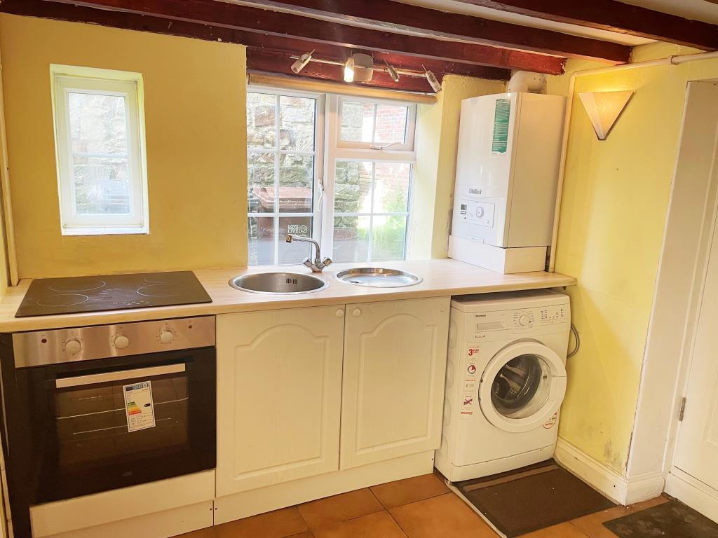 Lot: 25 - CHARACTER COTTAGE WITH GOOD SIZE GARDEN -